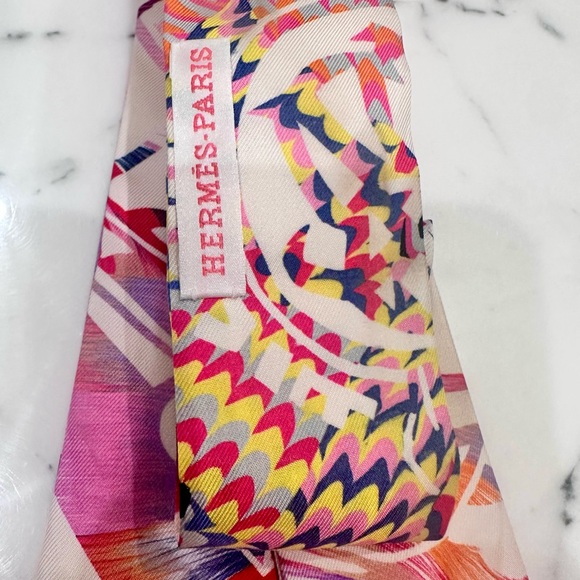 Hermès pink Silk Twilly Scarf - Picture 2 of 10